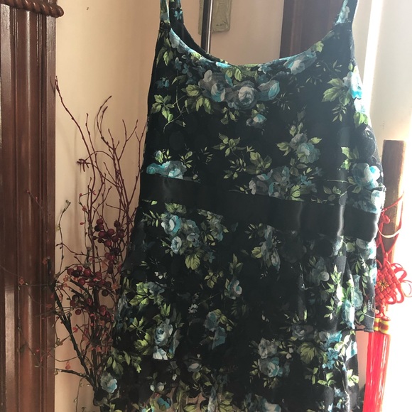 Beautiful Ruffle Top INC - Picture 2 of 4